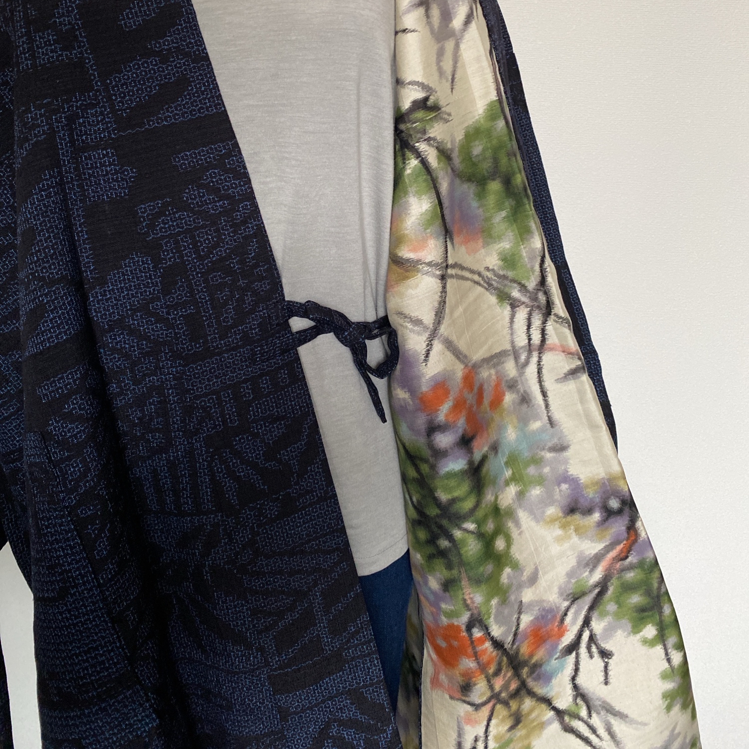 着物リメイク452結城紬からコートワンピース▷紺地に花柄 着物リメイク