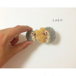 ぎゅーっとするハリネズミ親子のブローチ