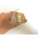 ぎゅーっとする柴犬さんのブローチ