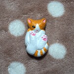 【ブローチ】仰向け猫（片目猫チャイ子）【3-1】【焼成粘土・手描き色付け・ピン２個付け】【タマチャイ】