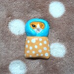 【マグネット】スマキでタオルエステな仰向け猫ブローチ（片目猫チャイ子）【6-2】【焼成粘土・手描き色付け・マグネット２個付け】【タマチャイ】
