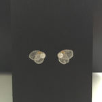花びらのミニピアス 