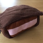 チョコパイ風クッションポーチ