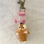 【羊毛フェルト】靴下をかじる柴犬のキーホルダー〜ピンク〜