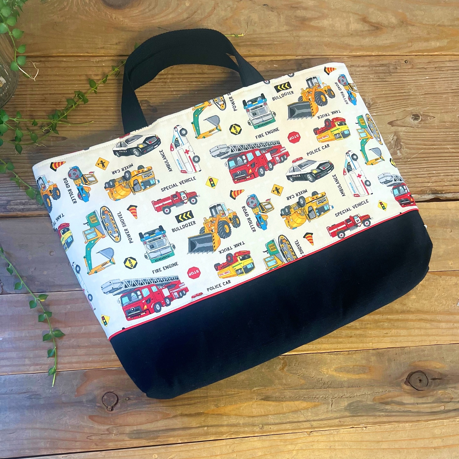 ☆大人気！【はたらく車柄・design E ・キナリ× 黒】 レッスンバック