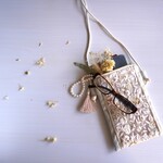 ちょっとそこまでスマホポシェット　-ベージュのコットンリネンにベビーピンクの刺繍リボン-