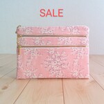 【SALE】バラ柄　3段ファスナーポーチ　バッグインバッグで一つにまとめて　ラッピング対応可　大きめ　母子手帳・通帳・マスクケース　ピンク×生成帆布　　151