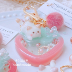 【冬季限定】Strawberry猫ちゃんのシャカシャカキーホルダー　ハンドメイドレジン　いちご　キーホルダー　ハンドメイドキーホルダー　ギフト　猫　ねこ　シャカシャカキーホルダー　