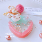 【冬季限定】Strawberry猫ちゃんのシャカシャカキーホルダー　ハンドメイドレジン　いちご　キーホルダー　ハンドメイドキーホルダー　ギフト　猫　ねこ　シャカシャカキーホルダー　