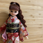 古典柄が可愛い　リカちゃんサイズの赤い着物と帯のセット(補正インナー付き)