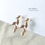 まるでピアス✧*｡シャンパンゴールド リーフ　樹脂製ノンホールピアス／シンプル／痛くない／小さい／軽い／フォーマル