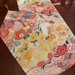 1986 豪華刺繍の花嫁衣裳の丸帯で作ったタッセル付き正絹テーブルランナー