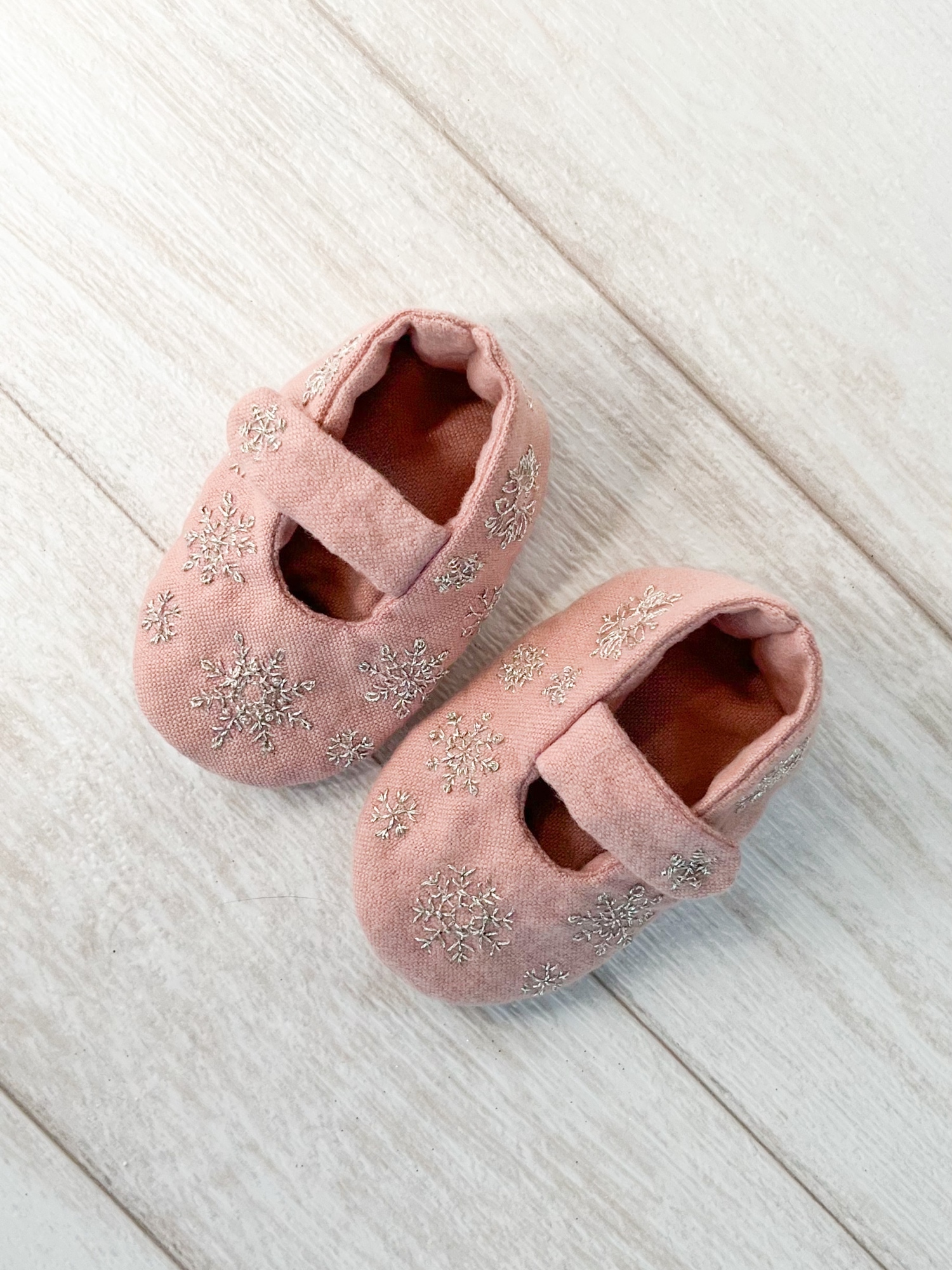雪の結晶の刺繍　ベビーシューズ　サーモンピンク