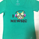 舌を出しているねこちゃんのＴシャツ
