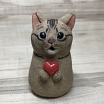 ❤️を持つキジトラねっこの置物