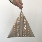 テトラバッグ　フェイクレザー×刺繍リボン（ハンドバッグ　刺繍バッグ　おでかけバッグ　三角バッグ）