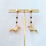 キラッと輝く♪ ダックスフンド犬 ピアス 深紫色 バーガンディカラーストーン 樹脂ピアスまたは樹脂イヤリングへの変更可能です 