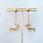 キラッと輝く♪ ダックスフンド犬 ピアス クリスタルカラーストーン 樹脂ピアスまたは樹脂イヤリングへの変更可能です 