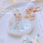 【冬季限定】Winter猫ちゃんのシャカシャカキーホルダー　ハンドメイドレジン　キーホルダー　ハンドメイドキーホルダー　雪　冬　ギフト　猫　シャカシャカキーホルダー　星　シャカシャカ　シェイカー