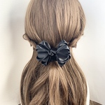 【送料無料】オリビアリボン 黒 ブラック サテンリボン　ポニーフック バレッタ ゴム ヘアアクセサリー シンプル 入学式 入園式 卒業式 卒園式 フォーマル リボン ヘアアクセサリー