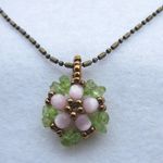 【８月の誕生石】ペリドットのサザレのついた５枚花のネックレス（リバーシブル）