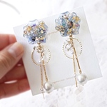 【1/1.2限定SALE】お花レジンと揺れるチャームのピアス/イヤリング
