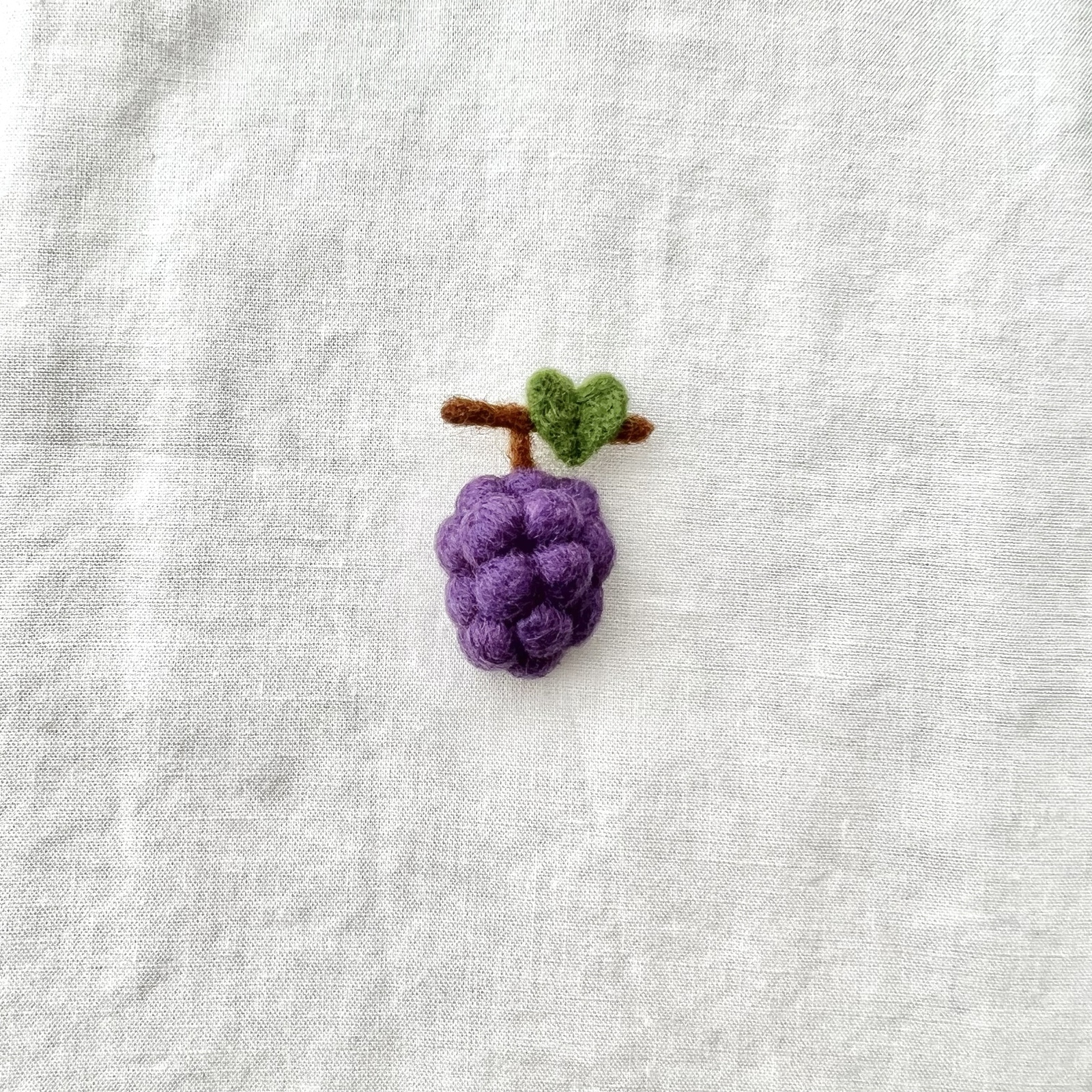 ぷっくりぶどう🍇 羊毛フェルト フルーツ ブローチ - きのこナムナムの