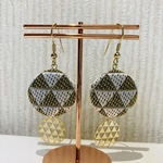 金色と白色のウロコ柄 畳縁フックピアス 
