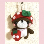 ハンドメイド  フェルト　マスコット　くまちゃんイチゴ