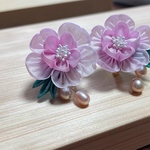つまみ細工　八重桜淡水パールのイヤリング　手染め絹　 金属アレルギー 対応 日本製 桜　プレゼント 手作り ハンドメイド 和風 アクセサリー 着物 洋服 和装 成人式 ピンク ホワイトブルー 母の日