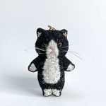 ①おともだち白黒ハチワレ猫チャーム　バッグチャーム　刺繍