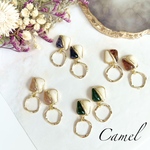 小ぶりバイカラースクエアピアス／イヤリング　Camel