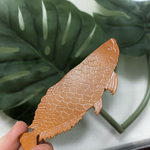 《再販》縁起の良い魚　アロワナの本革ブックマーカー　しおり