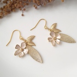メタルフラワーとリーフのピアス/イヤリング