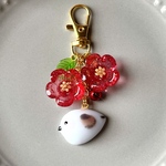 ［1点もの］梅の花とシマエナガのキーホルダー　レジン　練り切り　上生菓子　春　動物モチーフ　アニマルモチーフ　鳥　冬　雪　ギフト　プレゼント　フェイクスイーツ　チャーム