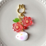 ［1点もの］梅の花とうさぎのキーホルダー　卯年　レジン　練り切り　上生菓子　春　動物モチーフ　アニマルモチーフ　冬　雪　ギフト　プレゼント　フェイクスイーツ　チャーム