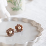 <ラテカラーフラワーピアス　ほうじ茶ラテ> ピアス　フラワー　ほうじ茶ラテ　大人可愛い　淡色　ラテカラー