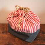 お弁当袋　巾着袋　【レッドストライプ×黒デニム風】