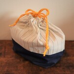 お弁当袋　巾着袋　【ホワイトストライプ×ネイビー】