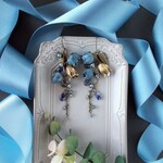 青い薔薇とアンティークなチューリップのピアス(イヤリング）