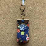 【送料込】 和柄キーホルダー  梅の花  紺