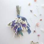 ラークスパーとスターチスのスワッグ 