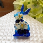 ＊春待ちビオラのうさぎレジンブローチ＊本物のお花-ブルー