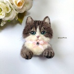 【新作】 羊毛フェルト 猫 キジ白猫のブローチ