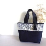 濃紺ベースの帆布にボタニカル模様の刺繍リボンを使用したマチありトートバッグ　FM2301NV03SR
