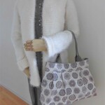 SALE!＊送料無料＊フラワーモチーフ柄のタックバッグ