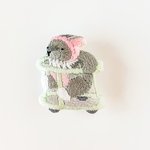 刺繍ブローチ「ゴーゴー！赤ちゃん（グレーウサギ）」