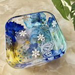 お花と蝶々と雪の結晶の青色スクエア小皿🦋　小物入れやトレイやリングピローやアクセサリートレイに