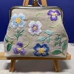 手刺繍のがま口ポーチ