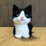 羊毛フェルト 香箱座りの猫 はちわれ